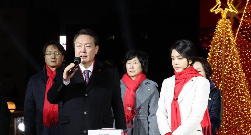 短发 50岁韩第一夫人终于换发型，把卷发换成直发美炸了，红白配太嫩