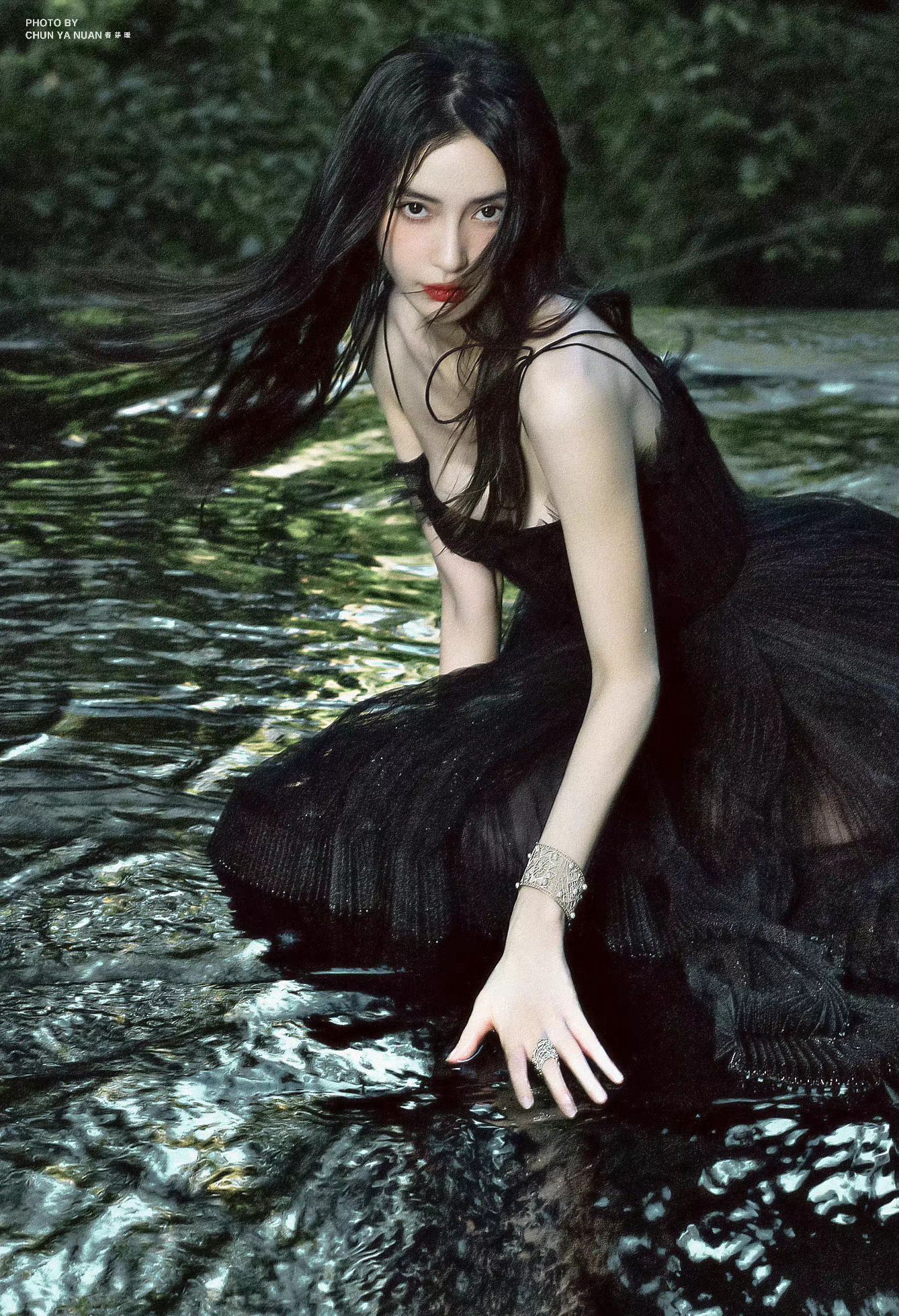 Angelababy|拍杂志还得是Angelababy，置身森林演绎精灵少女，湿发造型好抢眼