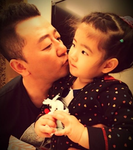 郭涛|郭涛女儿在家中跳舞！穿短裤炫出一双超长腿，10岁身高接近成年人