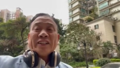 万梓良|64岁万梓良近况惹担忧,戴大金链子做核酸,瘫倒在沙发上疑似头晕