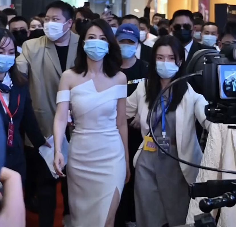 高圆圆|42岁高圆圆在中山参加活动,皮肤光滑气质出众:“小时候的女神”