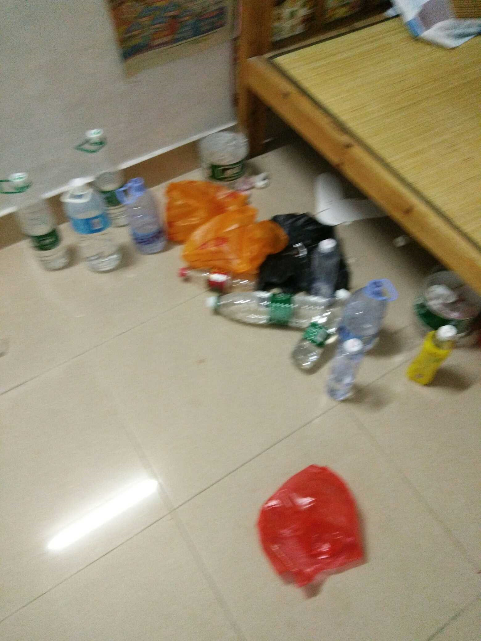 出差一个月,出租房被糟蹋成狗窝,你们谁见过这么邋遢的男人?