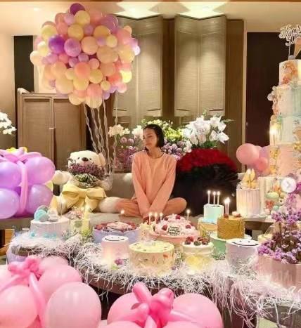 何猷君|何猷君百亿前女友再婚,八对龙凤镯过大礼,金饰堆积如山超奢华