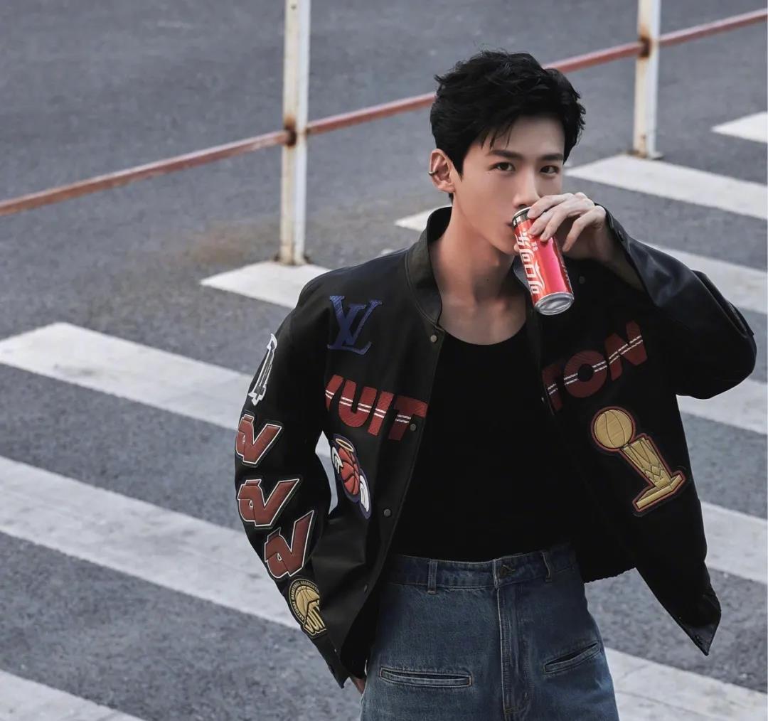 易烊千玺|易烊千玺恋情曝光？白敬亭拿下《开端》电影？AB教主重归旧好？