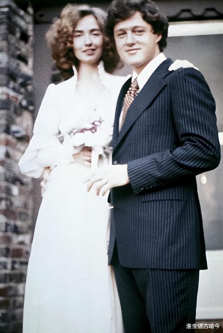 希拉里|希拉里年轻时靠美貌征服克林顿,如今74岁走红毯好臃肿,成胖大妈