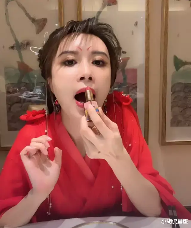 口红 金巧巧：9。9元2只口红，口红涂到嘴上不到5秒就拿纸擦掉！