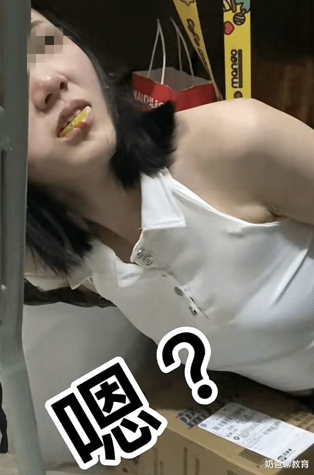 浙江一大学女生穿着“清凉”去喝酒,醉后跪地上哭,还在宿舍跳舞
