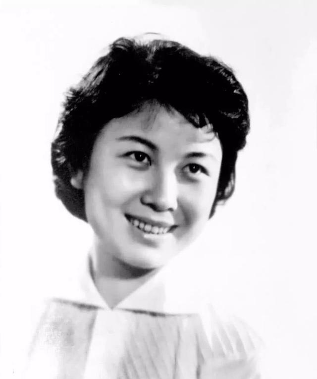 黄梅戏|黄梅戏名家严凤英被魔头害了之后,其丈夫王冠亚为其著书立传