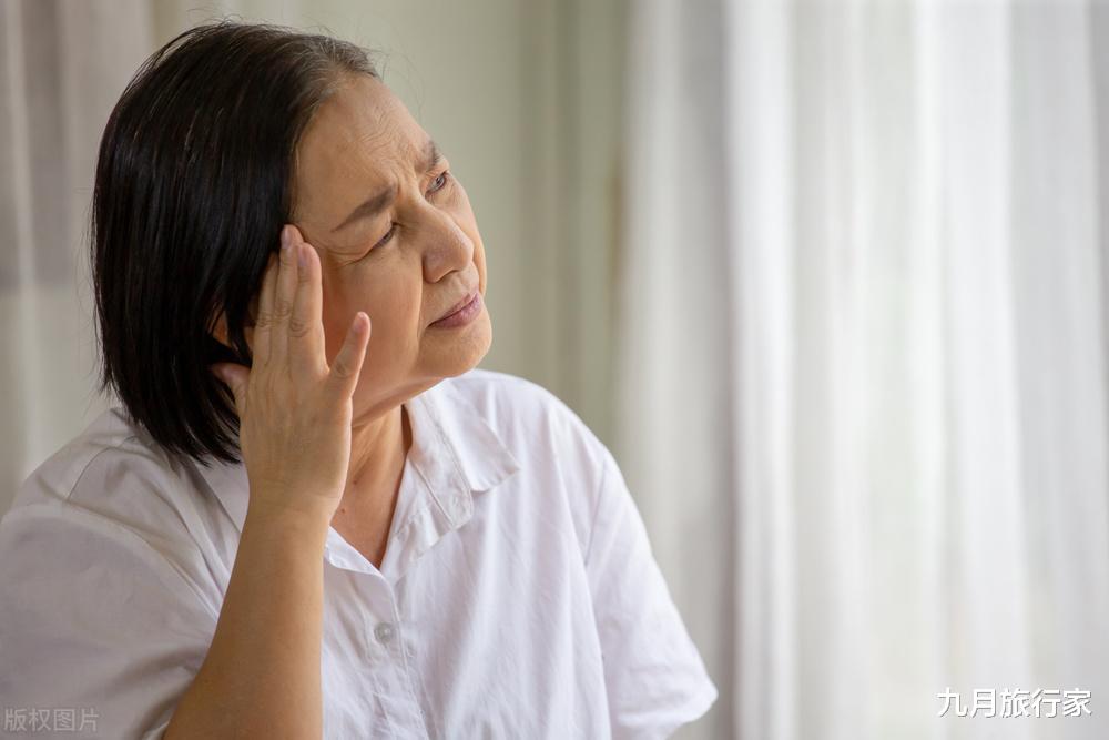 72岁大妈自述:每月花7000块钱请个男保姆,他待我像亲生母亲一样