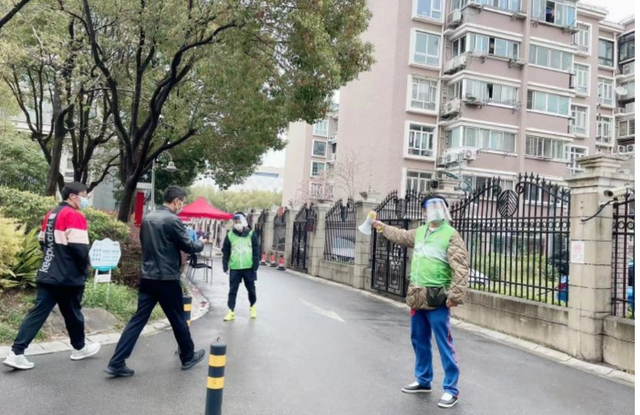 陈龙|知名演员陈龙:上海做防疫志愿者!带防护罩拿喇叭,忙前忙后接地气