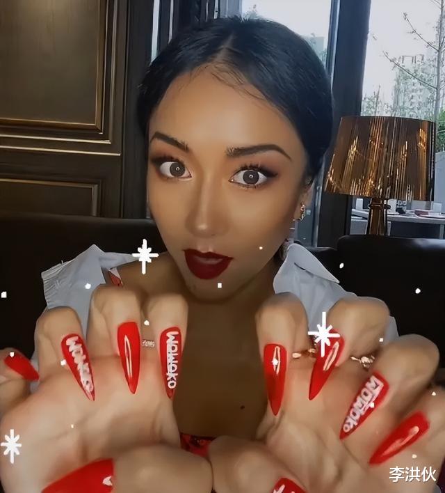 牛奶 吉克隽逸戴90副美甲录综艺，刘芸买15套衣服拍戏，刘芸买八小时站票赶片场