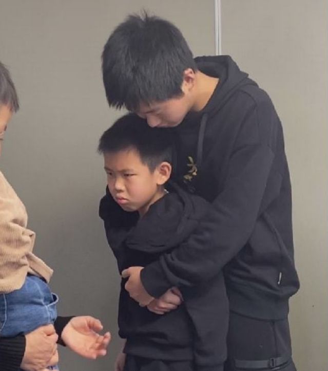 姐姐|姐姐开始吃孙卓的醋，爸妈眼里只有卓宝，弟弟孙辉表现的很大度