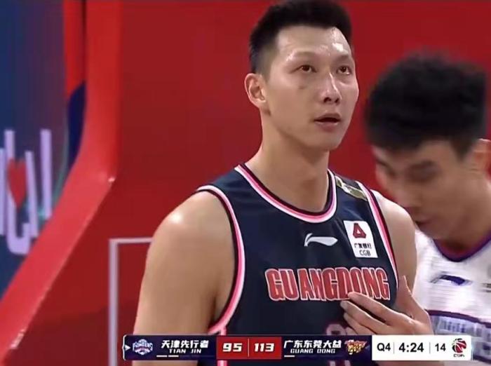 周鹏|33岁周鹏强突暴扣后，谁注意到易建联的反应？球迷：这是真爱