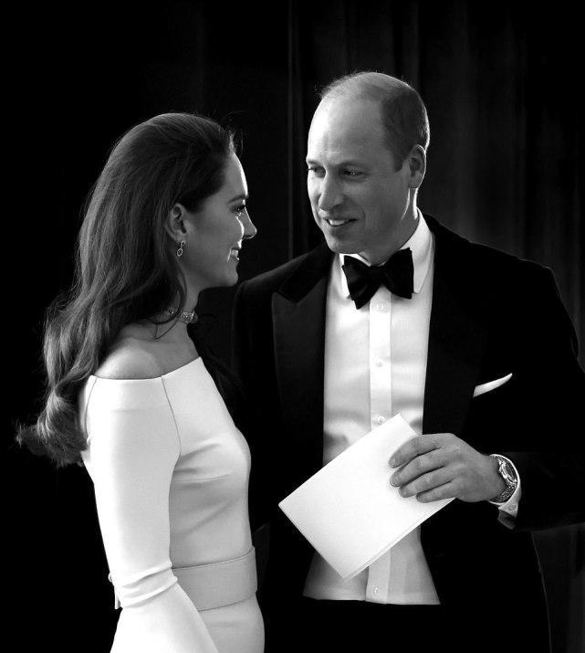 王冠|40岁凯特王妃闪耀招待会,亮片红裙很惹眼,久违戴上“莲花王冠”