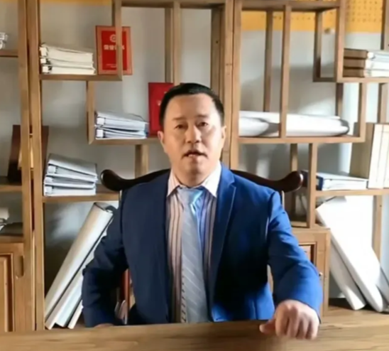 赵本山徒弟有多豪?王小宝晒书房家具:茶桌300万,书桌200万