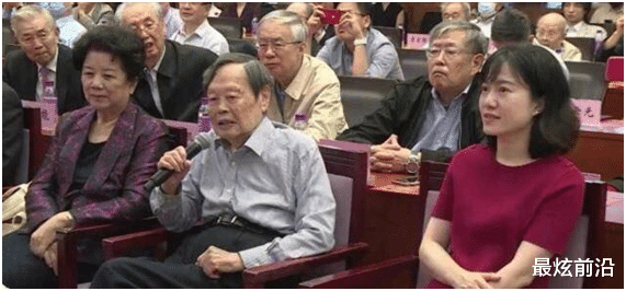 杨振宁和娇妻翁帆同框，衬衫配西裤精神矍铄，让人忘记54岁年龄差