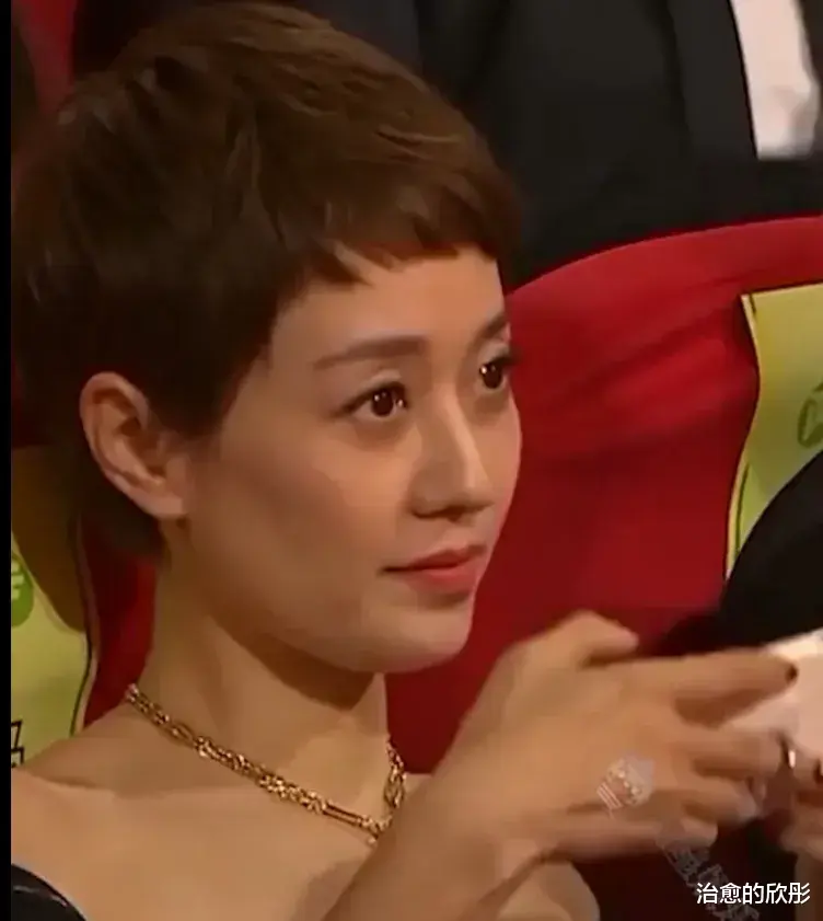 马伊琍|回顾:文章在领奖台上,强忍着泪水时,马伊琍的表情暴露出了什么