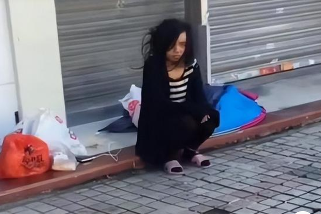 回顾男子怀抱女友,光脚坐街头打游戏,看到女友正脸网友不淡定了
