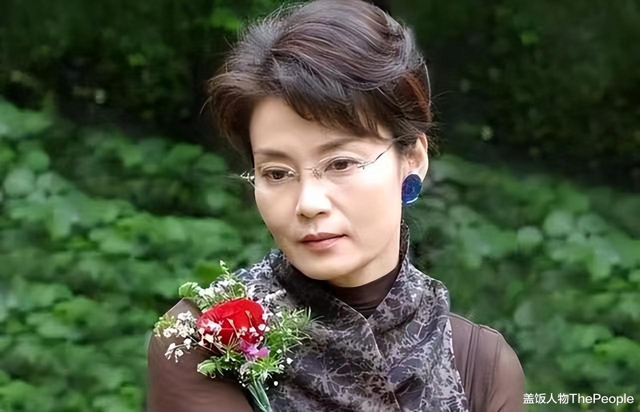 风华绝代|剧里土气十足的大妈，年轻时个个是风华绝代的大美人，差距太大了
