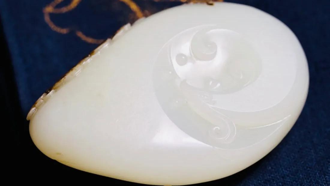 邮票|上手油的秋梨皮油膏料！一百多克的籽料羊脂玉“凤凰”价值几何？