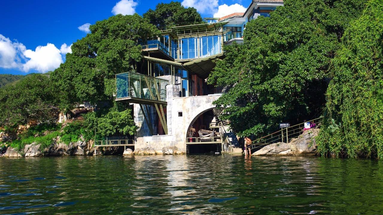 杨丽萍|杨丽萍月亮宫没拆！豪宅内享美食美景超惬意，房间凌驾于洱海之上