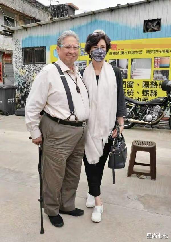 洪金宝|洪金宝罕带妻出席活动,小13岁妻子拎6万包却素雅,混血颜值超高