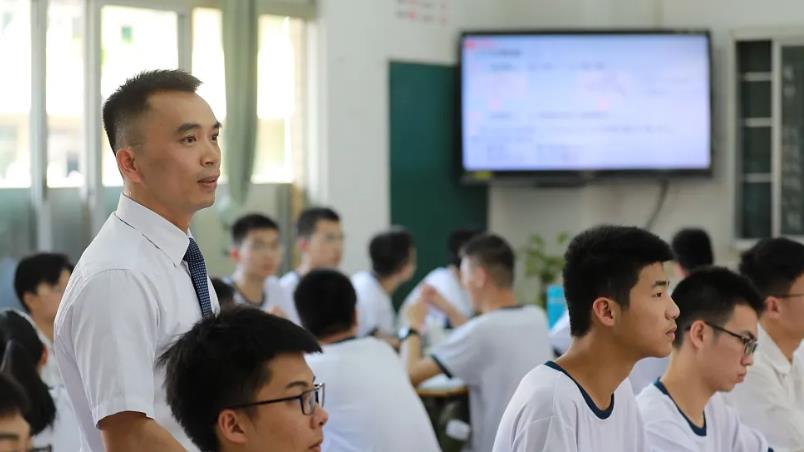 中学|某中学教师招聘，年薪40万打底，只有两个要求，但多数人被难倒