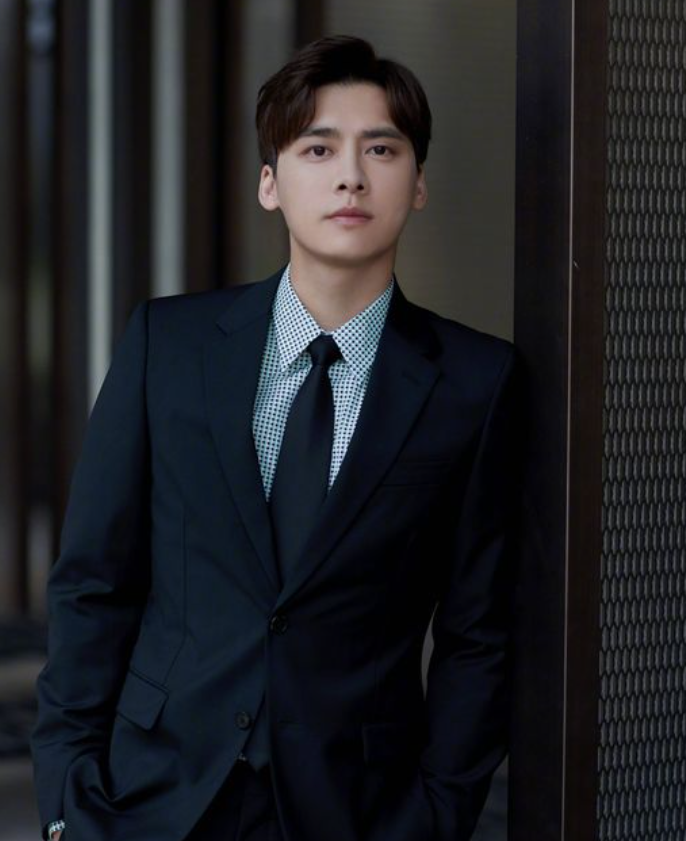 李易峰|李易峰:西装革履的帅气精英,帅气