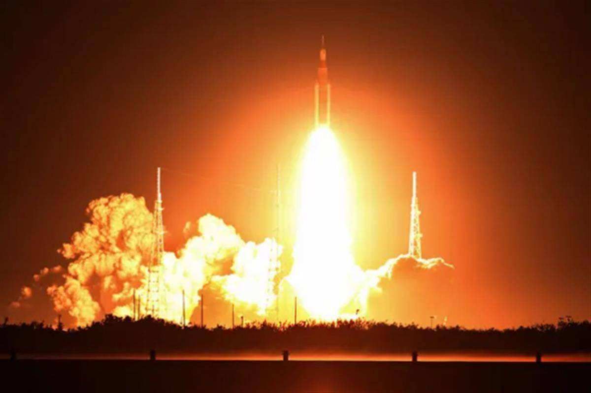 SLS登月火箭发射成功,美国的雄心被中国逼出来,但有一点不一样