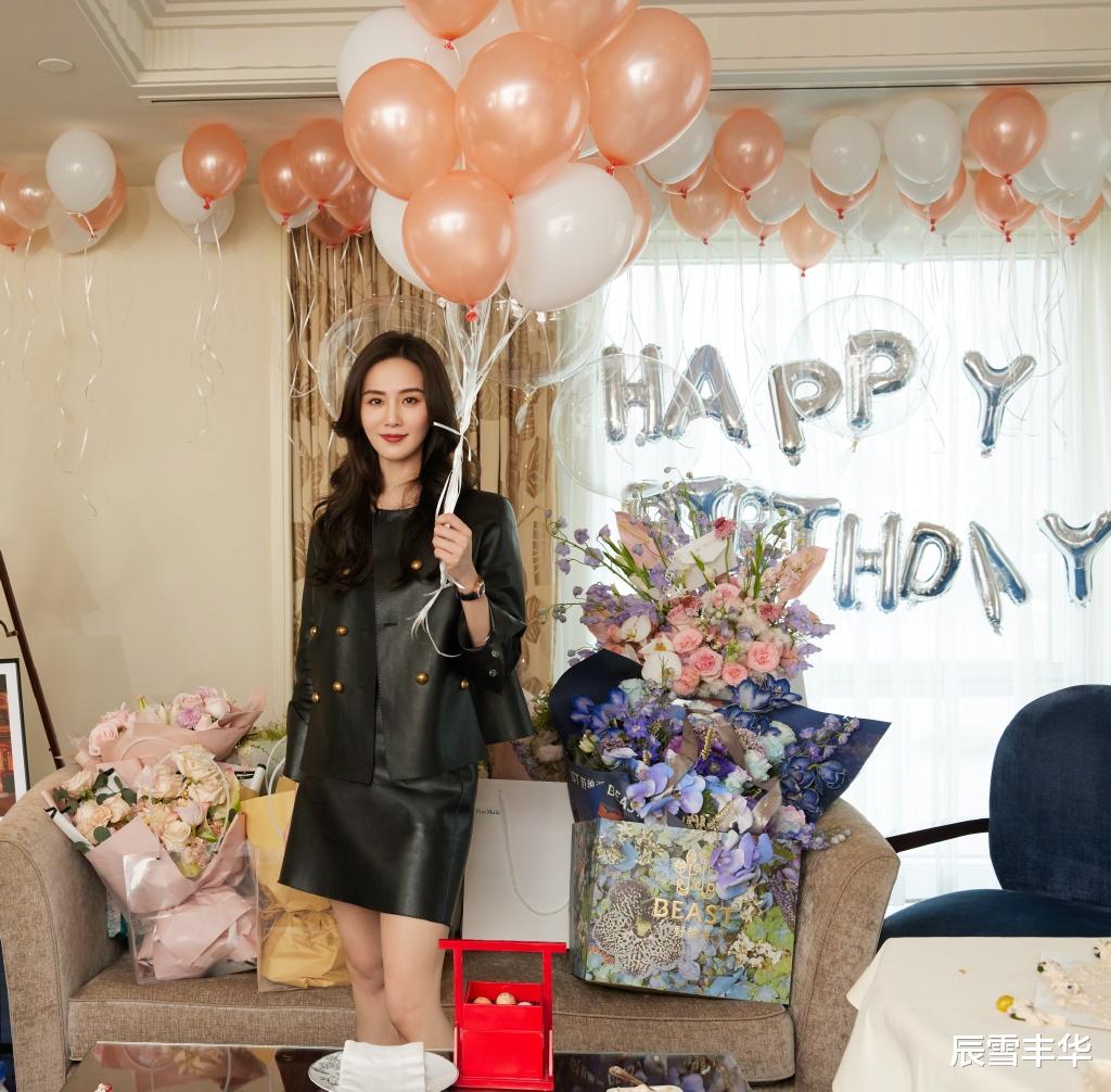 没谈过恋爱的我|刘诗诗的两套黑色造型，同样是优雅的“裙装”穿搭，但长裙更唯美