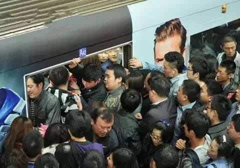 上车拥挤发生纠纷,65岁大爷与37岁小伙互殴,小伙手机被打飞