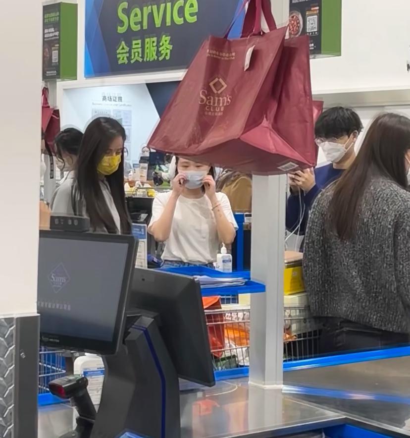 李若彤|56岁李若彤逛超市被偶遇,穿搭低调为人亲切,路人视角又瘦又美