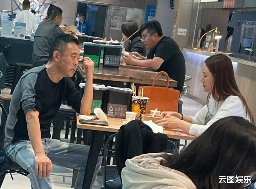 侯勇|侯勇买6万轿车被偶遇！小20岁娇妻穿拖鞋同行，腹部微隆被疑怀疑