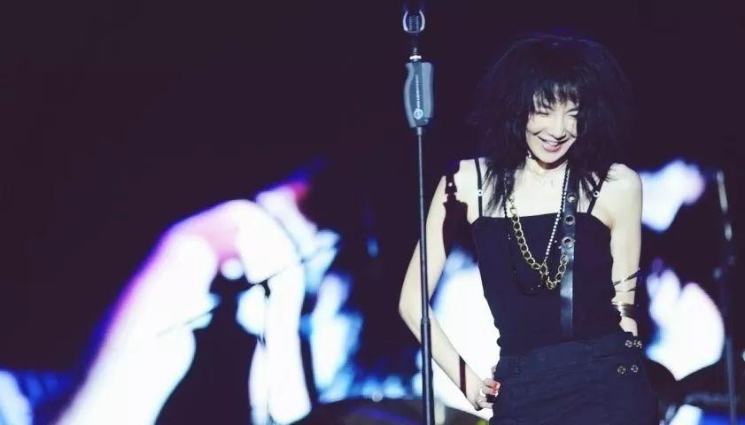 张曼玉|情敌20年,张曼玉住贫民窟,刘嘉玲身家8亿,她们差在哪儿