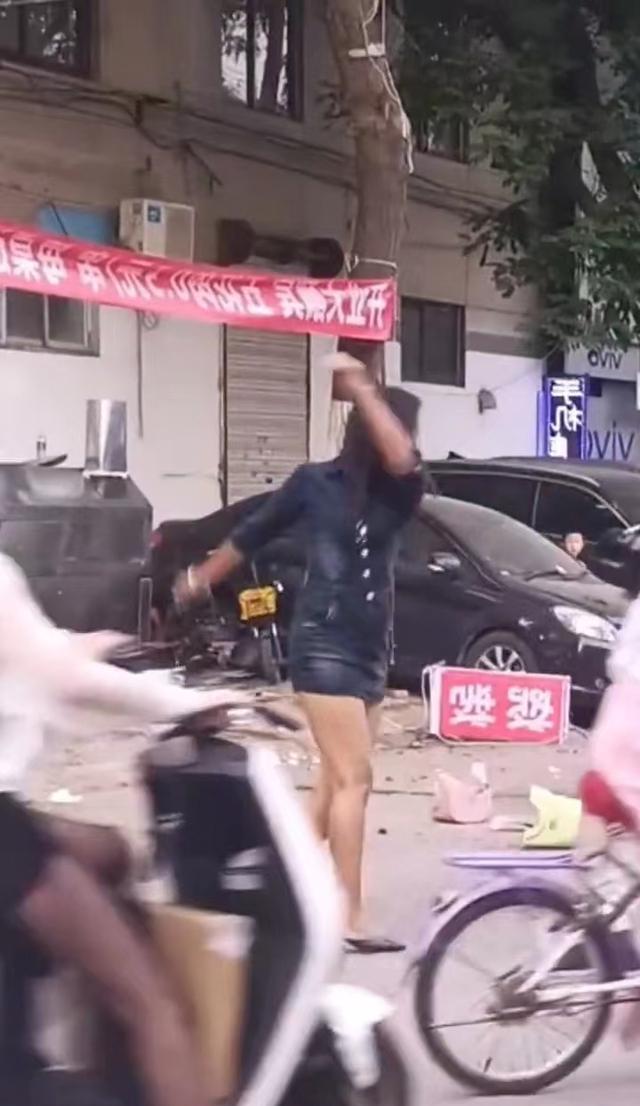 一男子为分手而躲起来,找不到男友,女子醉酒后砸他家门口的东西