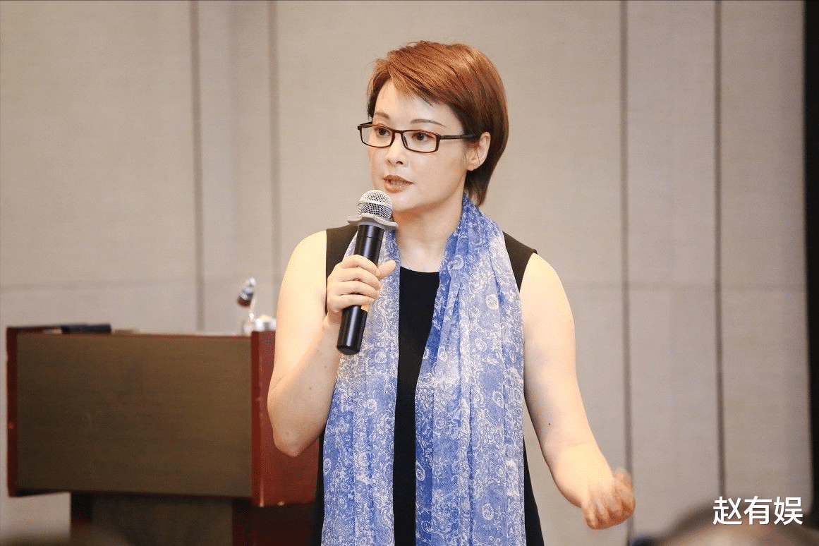 袁立|24岁登上春晚舞台的她，22年3段感情皆失败后，再嫁小11岁诗人