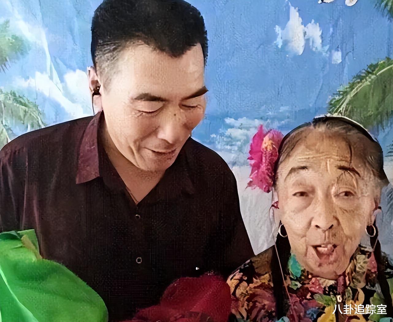 发际线|85岁马玉琴直播，红肚兜外穿被嘲不雅观，发际线惹争议：锅底灰？