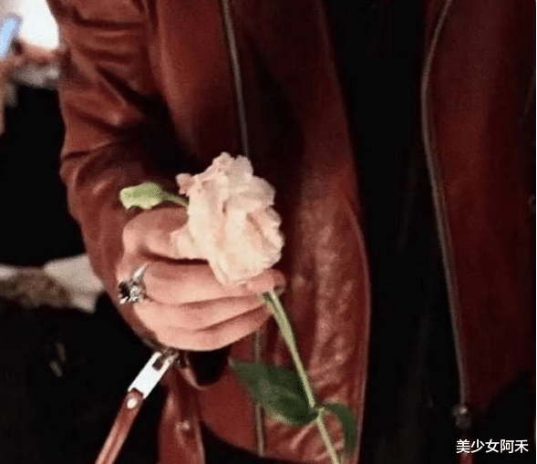 王嘉尔|又一顶流恋情曝光！！