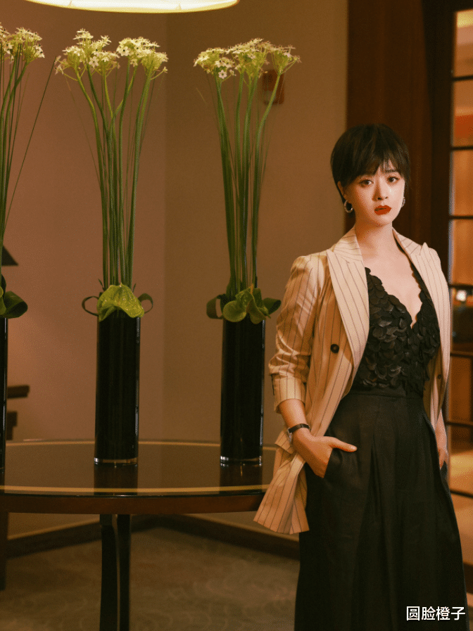 穿衣搭配|蒋欣穿绿色西装太美了,一头短发干净利落,浓眉大眼气质超好