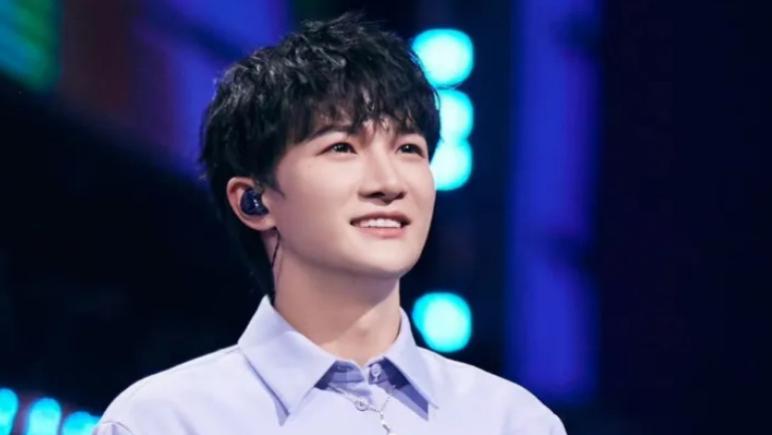 周深|周深演唱《欢乐中国年》，唱出了“欢乐”气氛，及浓厚的年味