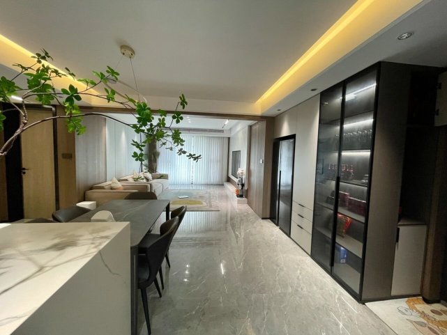 120平现代无主灯设计,通铺瓷砖+无茶几,客餐厅真的很显