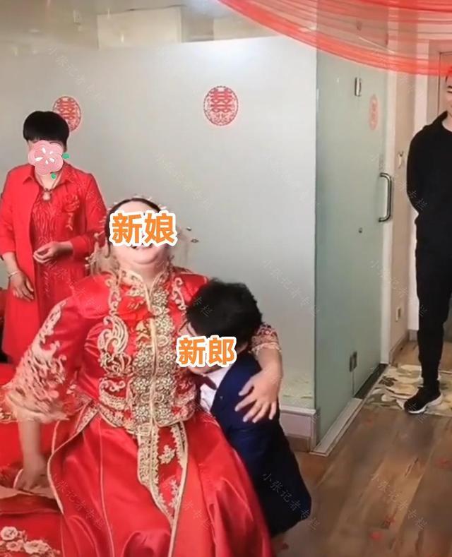 太尴尬了!新郎抱不动新娘,只好和伴郎一起将其抬上婚车