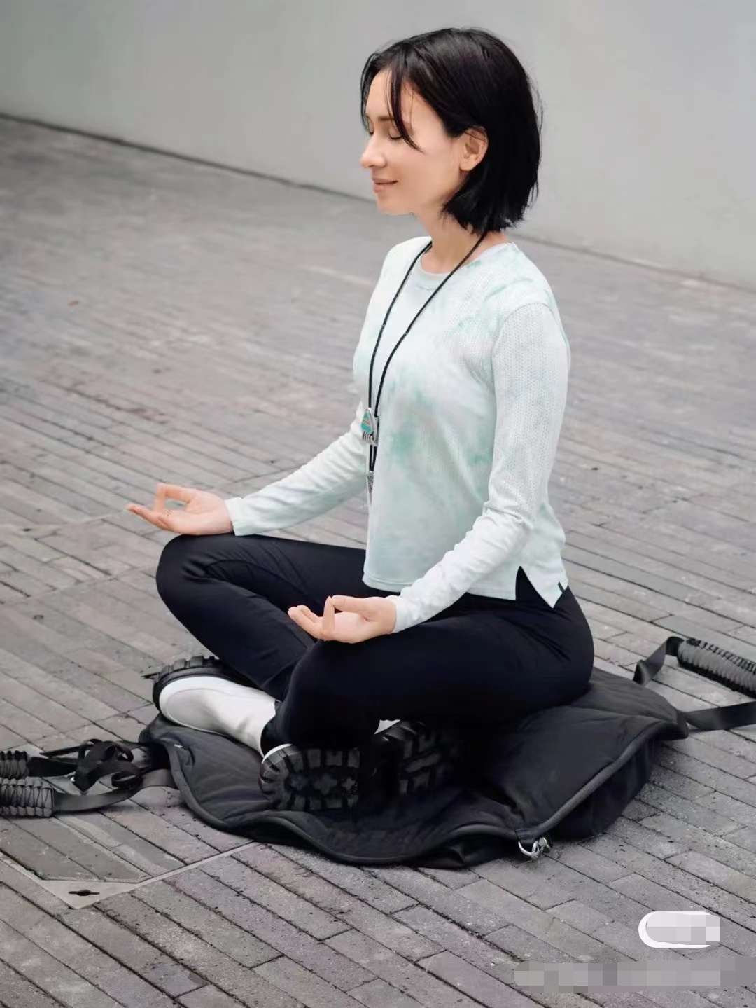 卢靖姗|36岁卢靖姗胆子真大！挺着7个月孕肚深夜骑车，身材曲线匀称有致