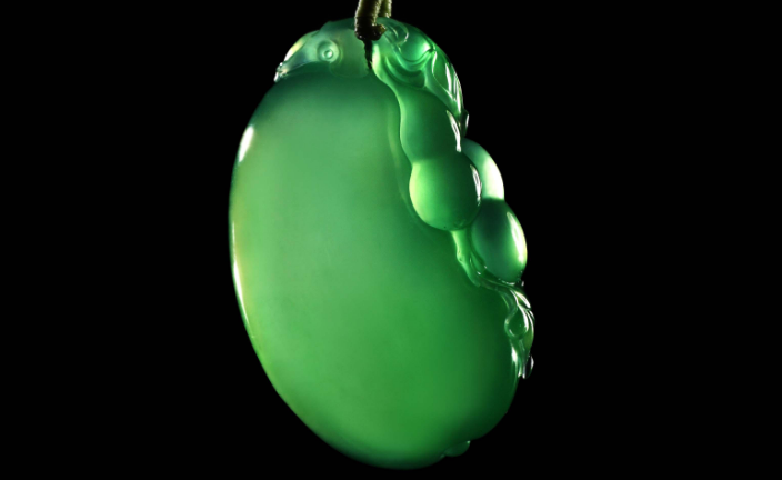 翡翠|选购翡翠毛货也分人群，表面程度太过模糊，不太建议新手小白