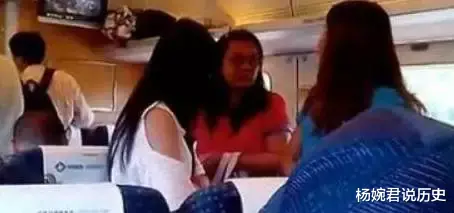 高铁上大妈让男孩让座,男孩愤怒下说出三句话,全车人为他鼓掌!