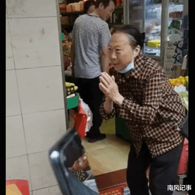 网红“济公”受农村老太跪拜,并“赐下”美食,遭网友怒斥