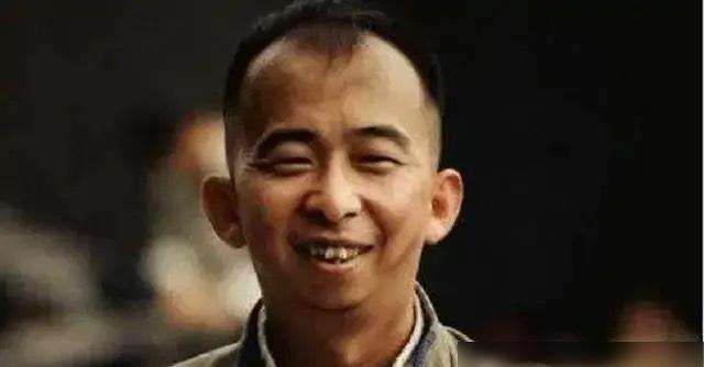 巨兴茂|他是娱乐圈“知名丑星”，绰号小老鼠，如今身价过亿娶美女老婆