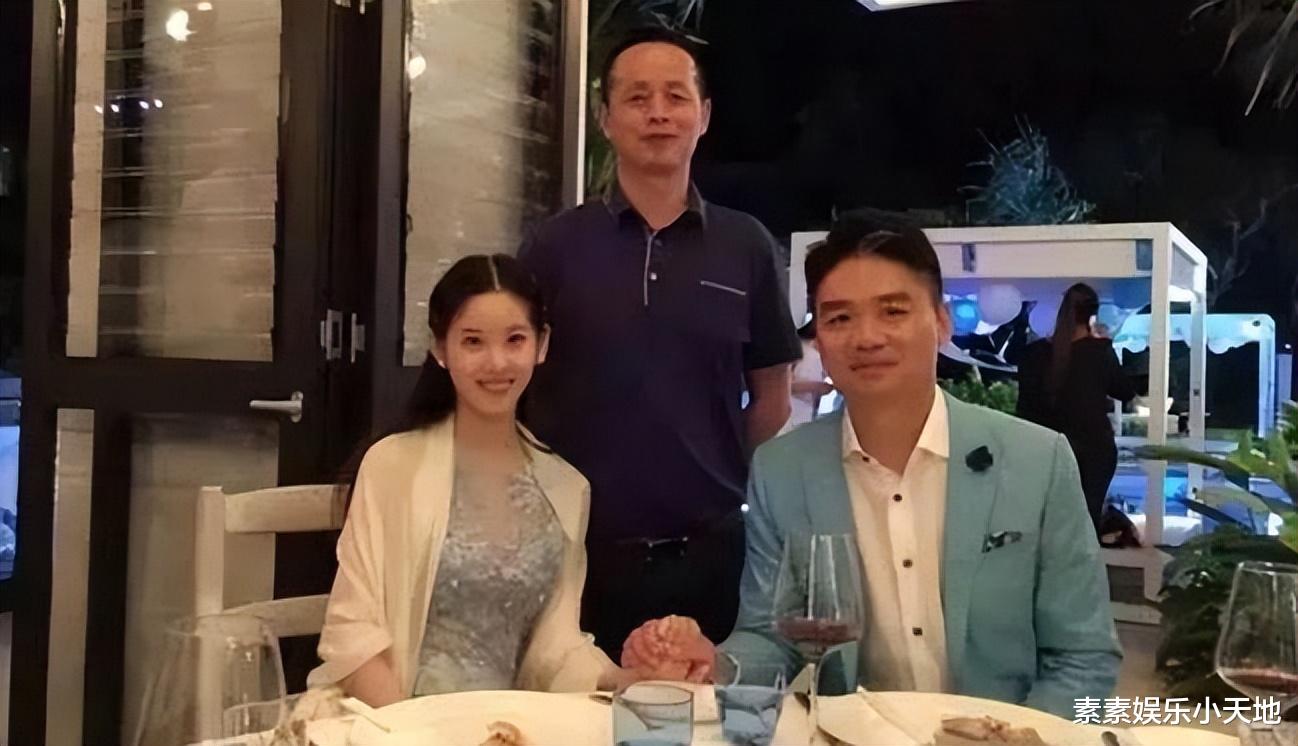 章泽天|章泽天父亲露面,在女婿东哥面前显得有些拘谨,一家人相当幸福