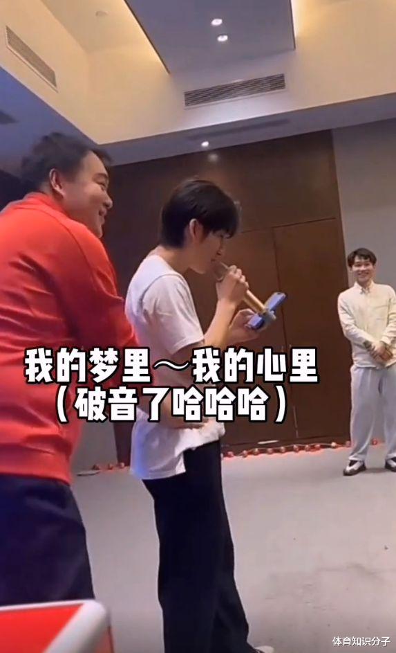 范志毅|韩国入籍速滑明星被队友推上台！唱中文歌带感，无缘冬奥会挺可惜