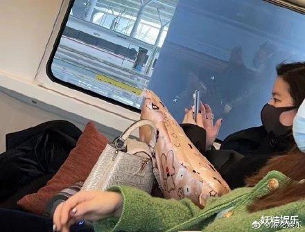 刘亦菲|刘亦菲现身大理拍新剧，生图拍成“矮胖”脸好圆！粉丝吐槽P图了